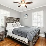 Stylish, Tranquil & Comfy ~ Queen Beds ~ Pkg